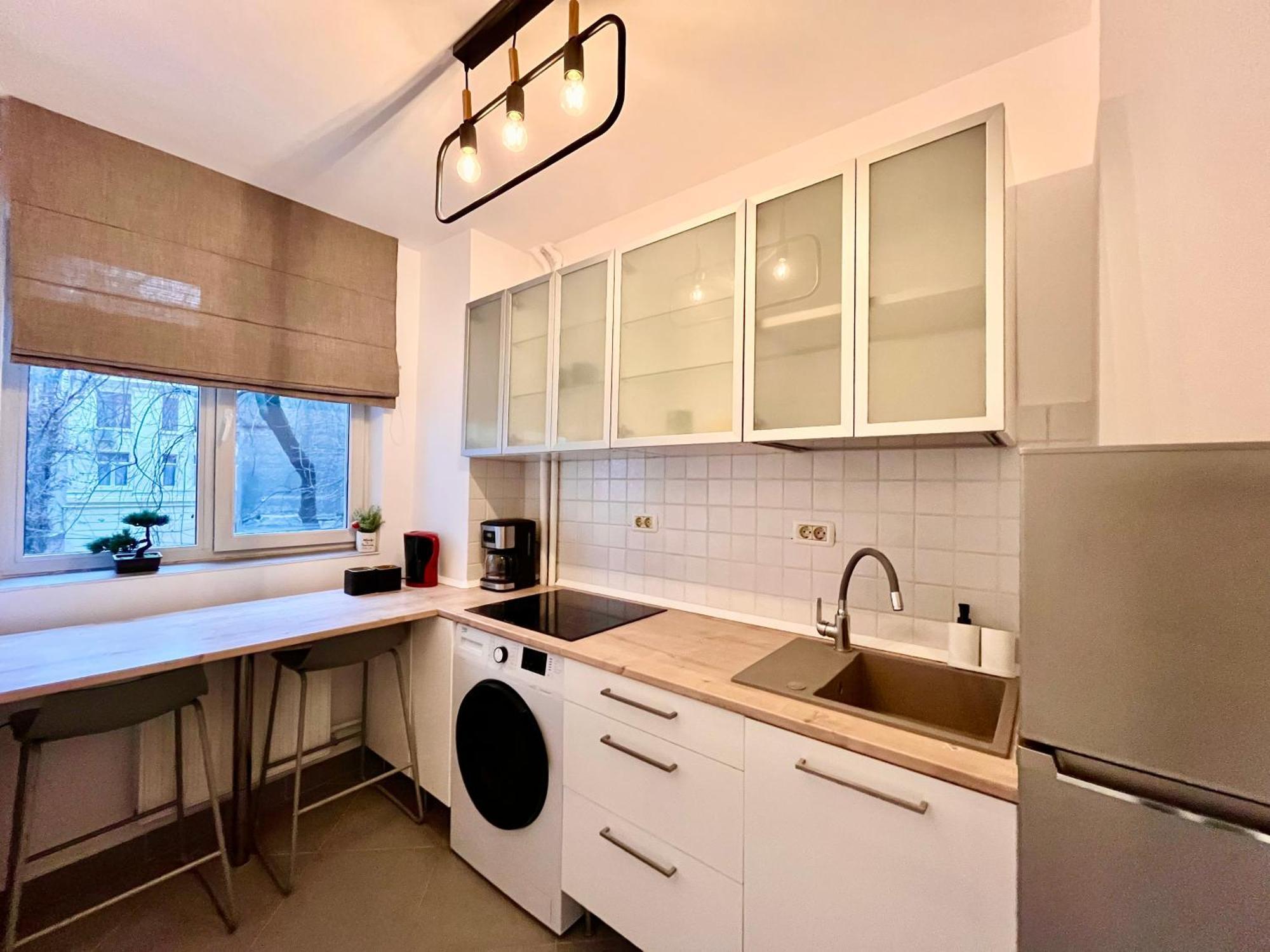 Cozy Apartment With Balcony Bucharest Exterior photo